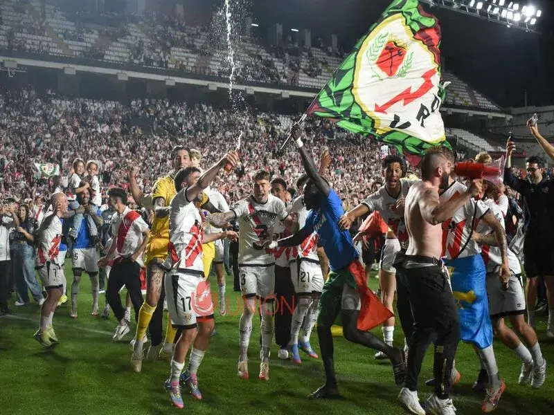 Trofeo de la Conference League con bufanda del Rayo Vallecano
