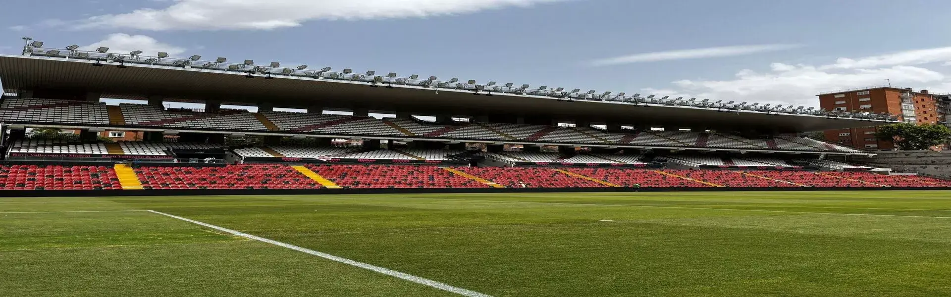 Estadio del Rayo Vallecano al atardecer con aficionados apasionados