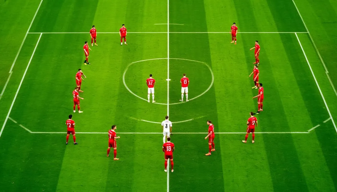 Vista a&eacute;rea de un campo de f&uacute;tbol mostrando la disposici&oacute;n t&aacute;ctica de los jugadores